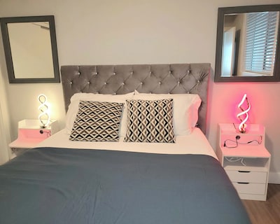 Ocean View Modern 1 Bed Room Self Contained Suite W/ Full Kitchen And Air Con.