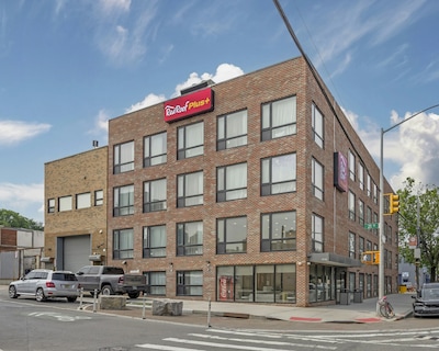 Red Roof PLUS+ Brooklyn – 3rd Ave