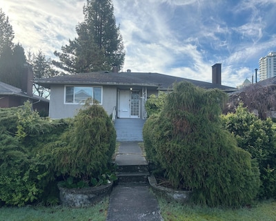 Charming Bright 3BR House – Upper Level Suite