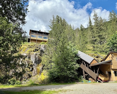 Epic Bluff-top Cabin Squamish Valley
