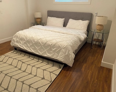 Spacious 3-bedroom Suite In Fabulous Surrey Wi-fi Ev Charging Basketball Court