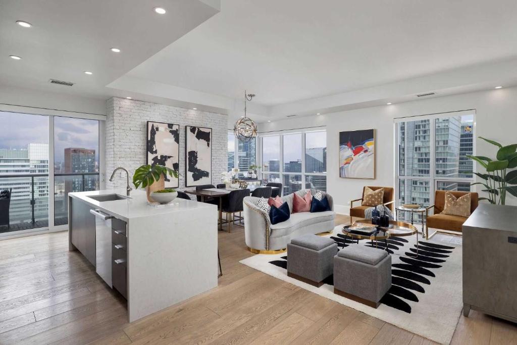 Skyline Royale Penthouse – Downtown Toronto – CN Tower View, Balcony, Pool, Hot Tub