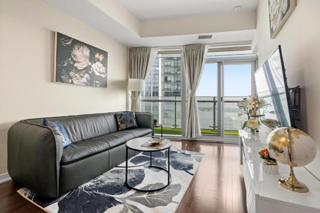 Luxury Lakeview Downtown Condo, CN Tower, Rogers Center, Scotia Arena, Lake View with Free Parking