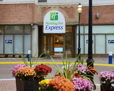 Holiday Inn Express Toronto Downtown By Ihg