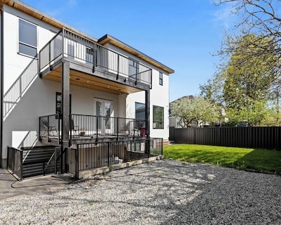 Spacious Luxury Home 6BR HVAC Free Parking Pet Friendly