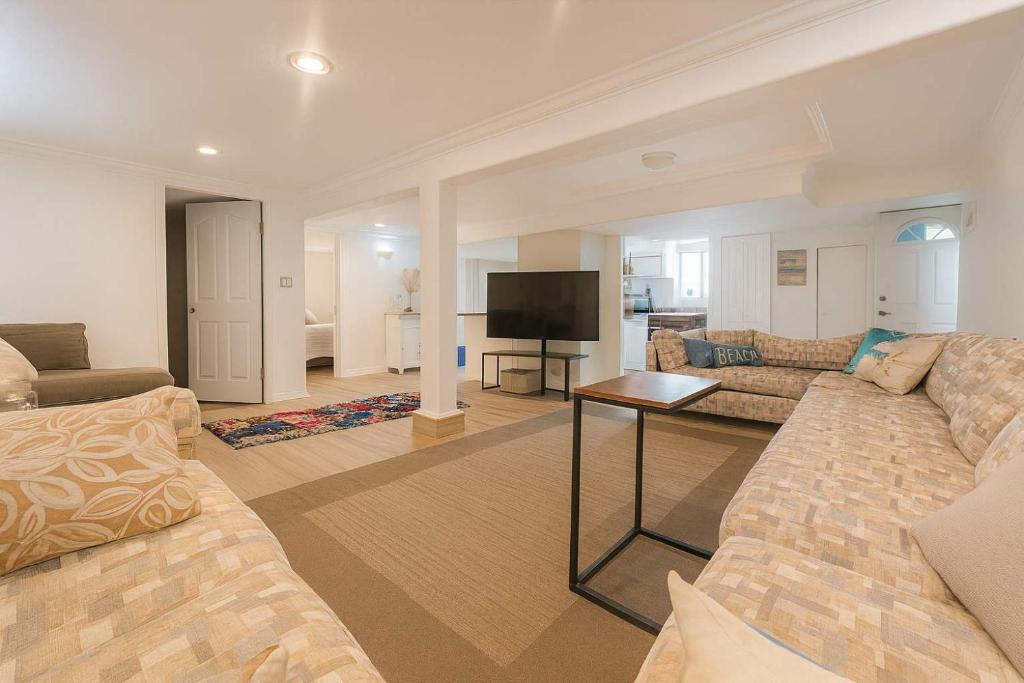 Poolside Shared Suite – Private Queen Room with Heated Pool