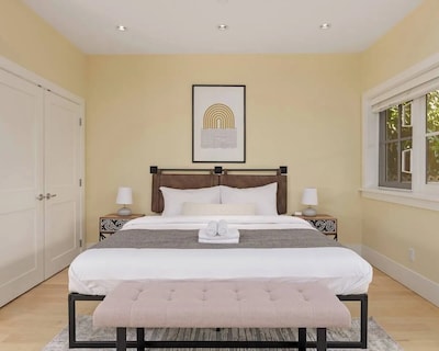 Cozy 3 Bdrm Spacious Suite Near Lonsdale Quay