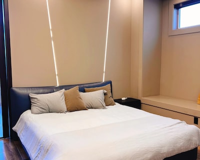 Brand New Luxury Loft With Huge Living Room And King Bed Room – 13 Mins From Yvr