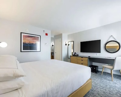 DoubleTree by Hilton New York JFK Airport