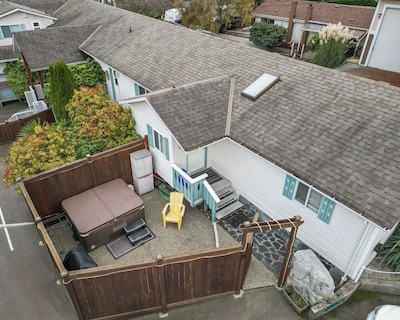 Oceanfront Cottage: Private Beach And Dock Access Hot Tub  Bbq & Free Kayaks!