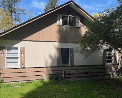 Cozy Rustic 50s Home Located On A Campground Beside The Famous Cowichan River.
