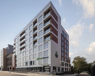 Holiday Inn Express & Suites Woodside Laguardia Airport By Ihg