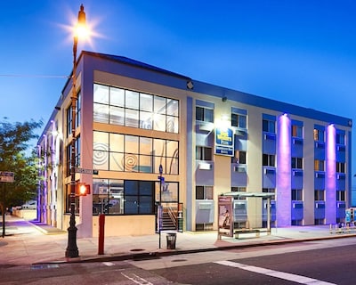 Best Western Plus Brooklyn Bay Hotel