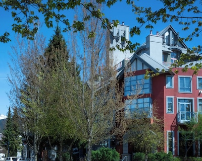 Heart Of Whistler Village! Snooze Studio With Den By Mva