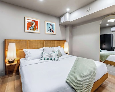 Casa Hotels McCaul- Modern DT Suite w Workspace