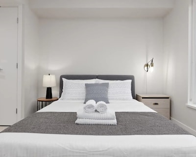 Luxury home near DT and YVR w/ 2 indoor parking