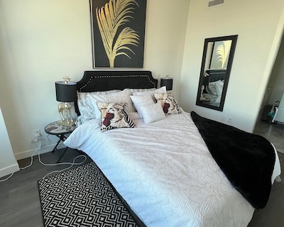 A Brand New Luxury 2 Bed+2 Bath Apt In Richmond 200 Mts From Skytrain And Mall.