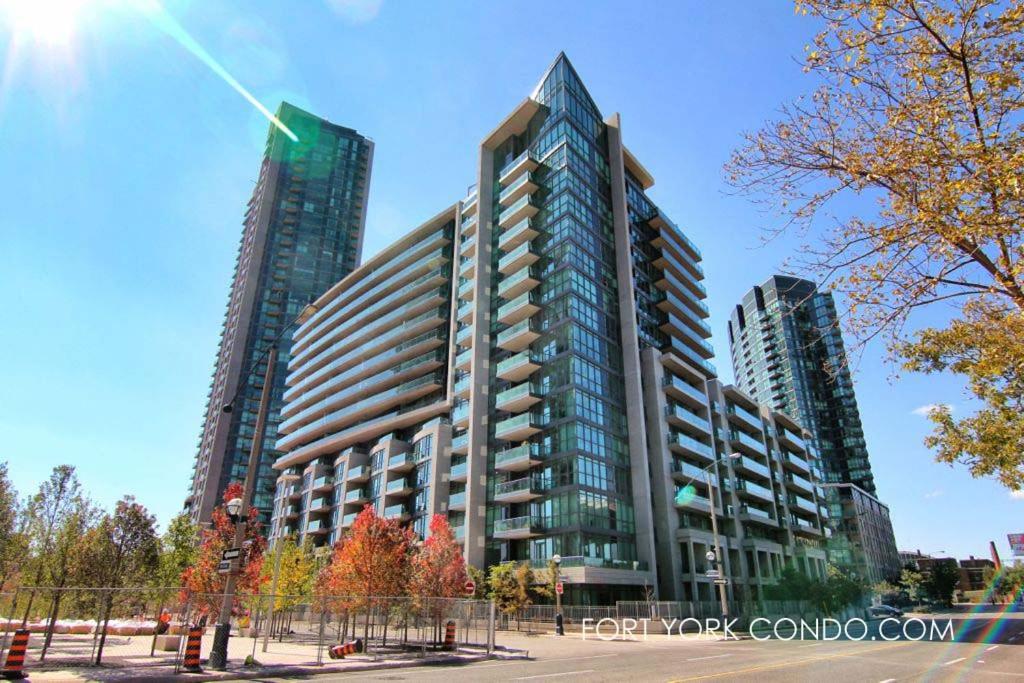 Lakefront living Downtown Toronto – Free Parking, Gym, Indoor Pool