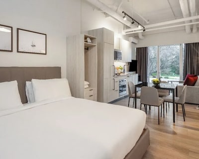 Steveston Waterfront Hotel