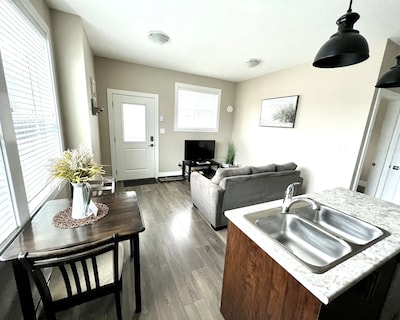 Newer Private Cozy 1 Bdrm Suite Located 5 Mins From All Amenities.