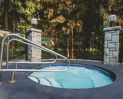 Colourful Boutique Studio Free Shuttle Pool + Hot Tub Access