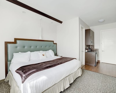 Condor Hotel by LuxUrban