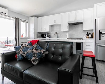 Eagles View Penthouse: 180 Degree Unobstructed Ocean And City Views!