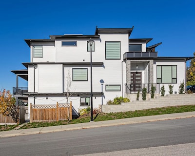 Modern Gateway Family-sized Suite In Maple Ridge – Bc