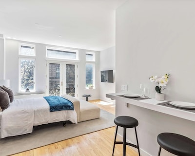 Studio w Charming Juliet Balcony in Upper East