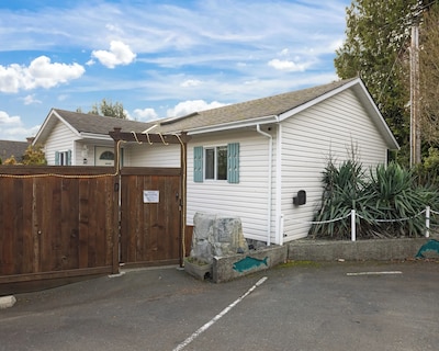 Oceanfront Cottage: Private Beach And Dock Access Hot Tub  Bbq & Free Kayaks!