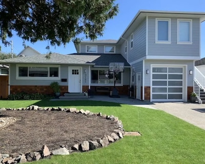 Location Location Location! Immaculate Brand New South Facing 1 Bdrm Suite!