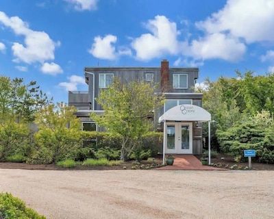 Industrial Inspired Interior 1br+loft & Deck View