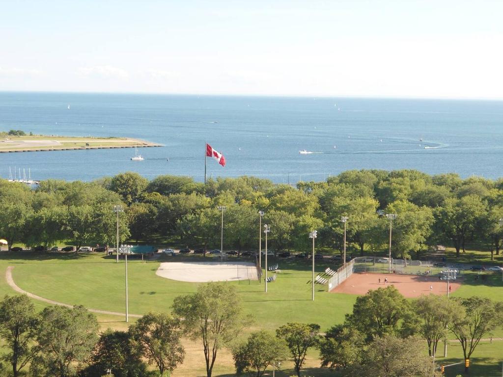 City View Towers – Steps to CN Tower – Indoor Pool – Save on 4 weeks stay in February