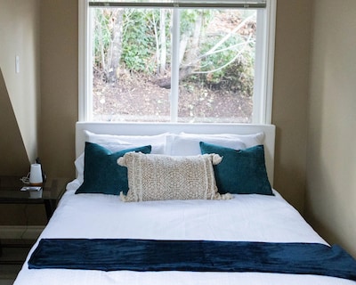 Quiet Cozy 1 Bedroom Suite W/ Separate Entrance