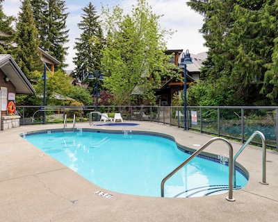 Private Hot Tub | Central | Free Parking | Pool | Sauna