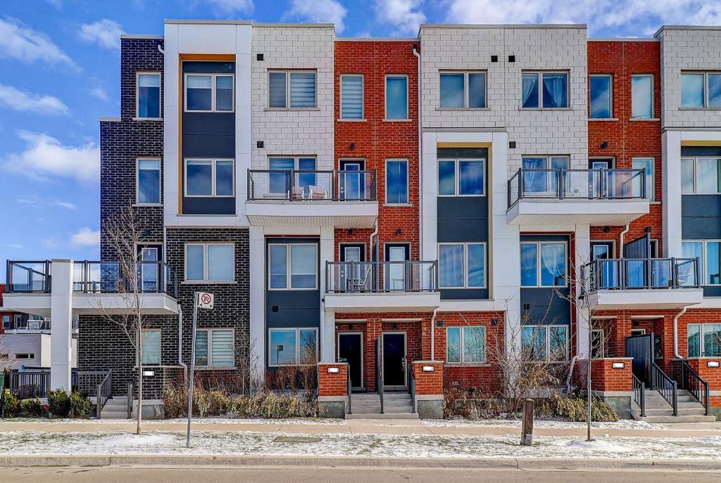 Downsview Park Luxury Townhome near Yorkdale Transit