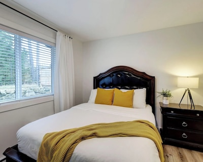 Squeaky Clean Brand New 2 Bedroom Close To Major Routes.