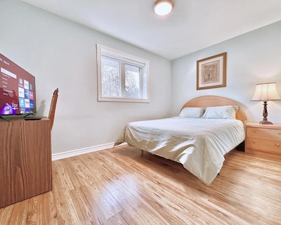 Renovated Rooms 10-min to Finch Subway Near Yonge St