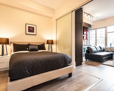 Life Suites Loft – CN Tower