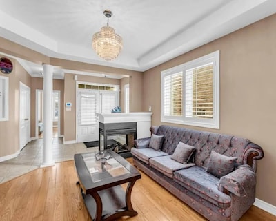 Luxury Mansion by Toronto & YYZ I Large Backyard