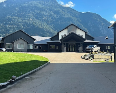 All New Retro Design Carriage House On The Fraser River