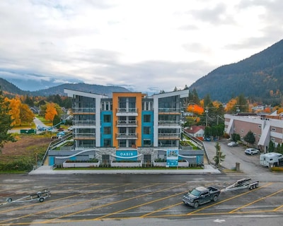 Dreamy Panoramic Lakeview – 1br + Den: Newspace