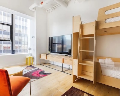 Vibrant Studio Near South Street Seaport & Multiple Dining Options