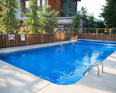 Cozy Creek Den – Studio W Hot Tub & Pool