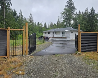 Convenient Private Self Contained Bedroom In A Farm And Near A Creek