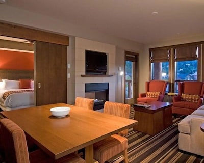 Elegant Suite + Heated Outdoor Pool 5 Minutes From Downtown Whistler
