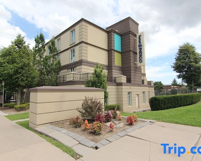 Best Western Premier Toronto Airport Carlingview Hotel