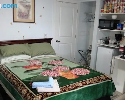 Guest Suite Private Retreat for 2 Guests With AC – 4 Units Available