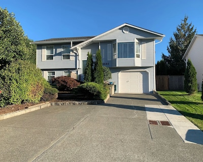 Private House In Quiet Neighbourhood W/ Hot Tub & Secure Garage Parking