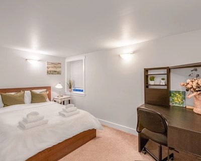 Prestigious 2 Bedrooms 2 Baths in West Point Grey